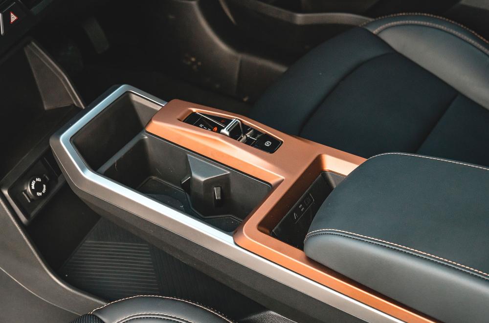 KGM Torres interior detail