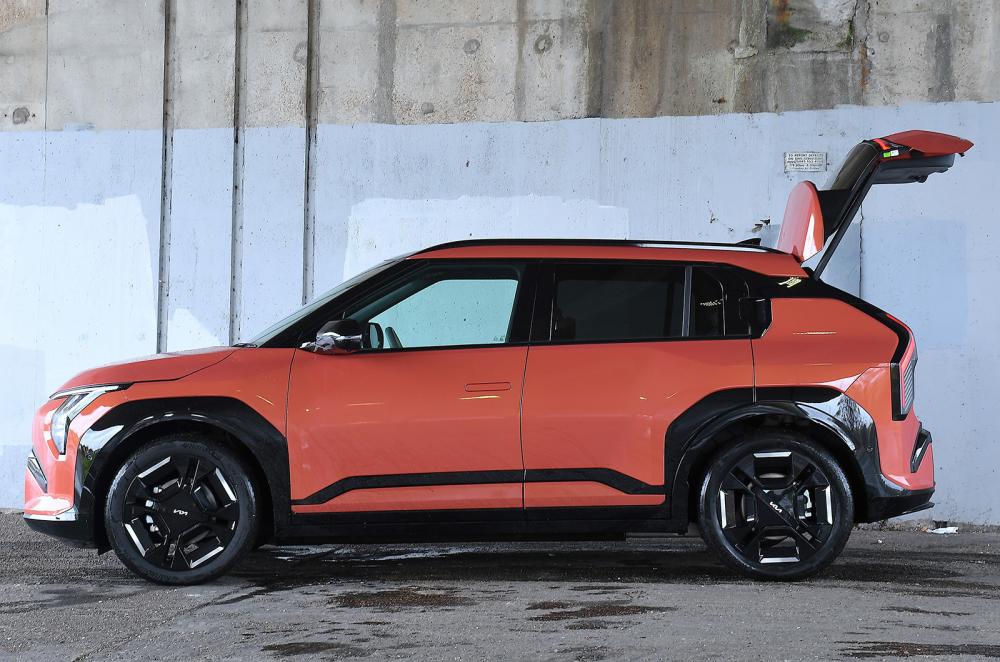 Kia EV3 static side boot open