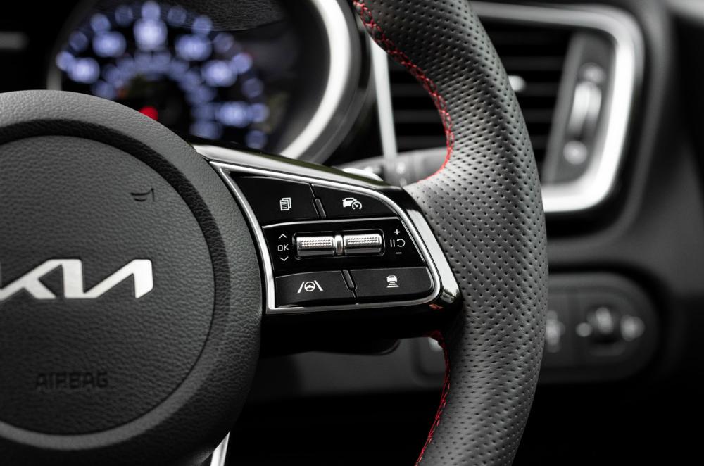 Kia Proceed 2021 interior steering wheel detail