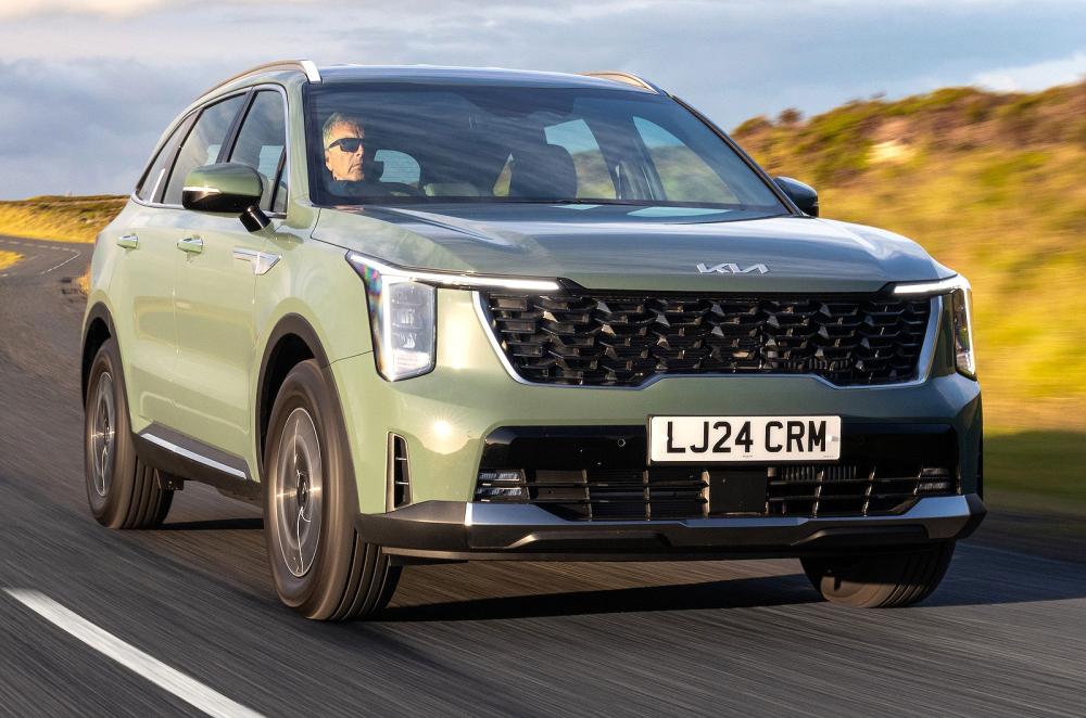 Kia Sorento front right driving