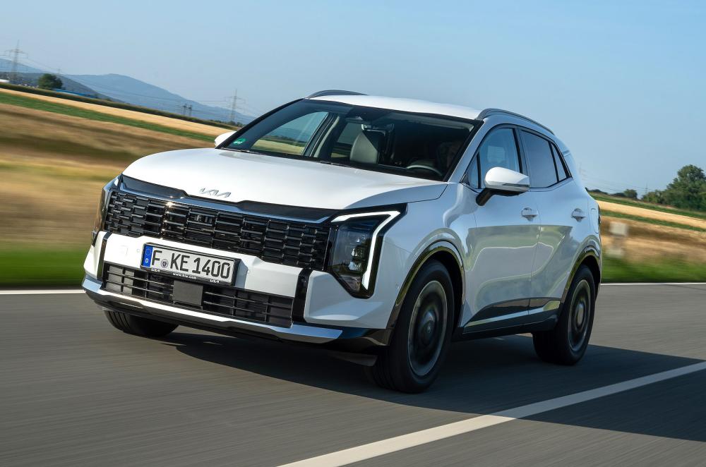 Kia Sportage front left driving