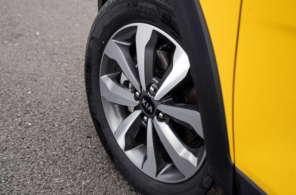 Kia Stonic alloy wheel