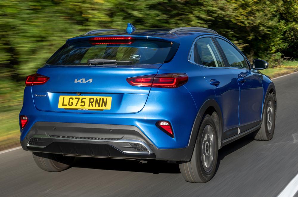 Kia XCeed driving rear right