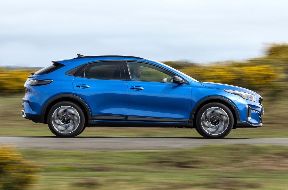 Kia XCeed right driving
