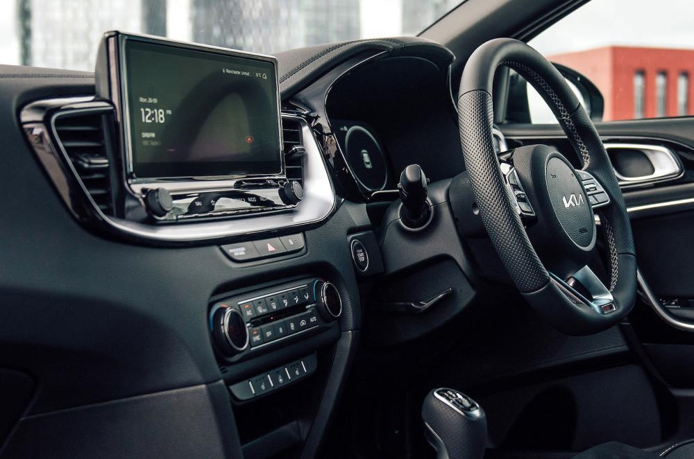 Kia XCeed touchscreen and steering wheel