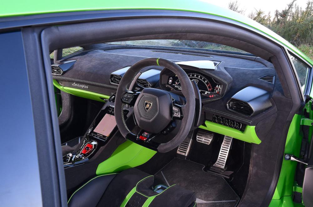 Lamborghini Huracán interior dashboard