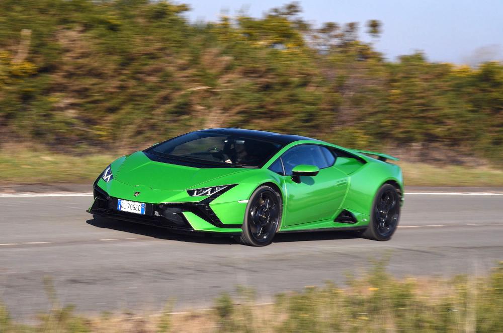 Lamborghini Huracán front left tracking