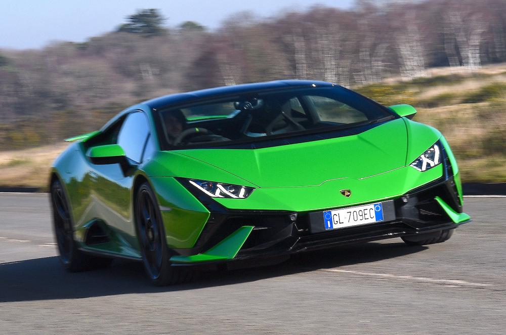 Lamborghini Huracán front right tracking