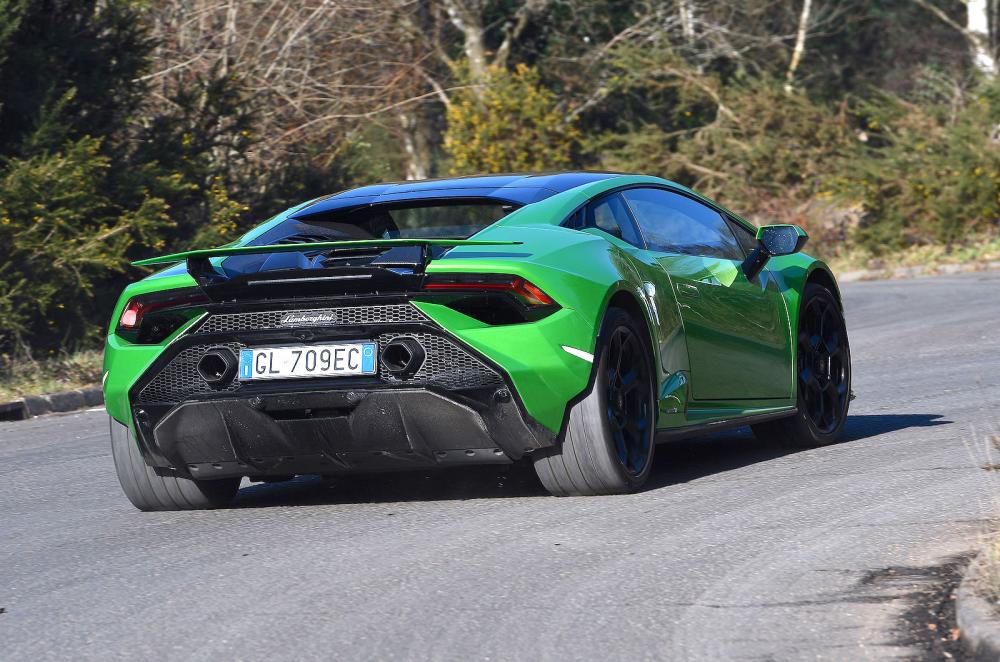 Lamborghini Huracán rear cornering