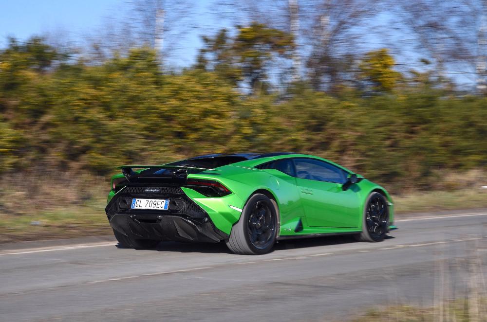 Lamborghini Huracán rear right tracking