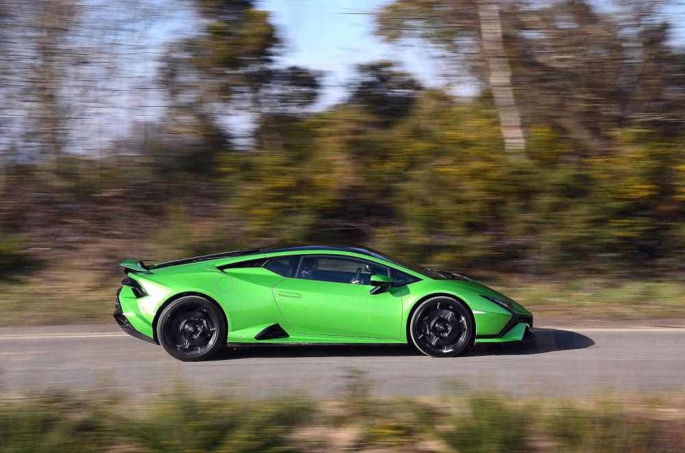 Lamborghini Huracán right tracking