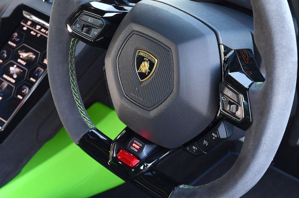 Lamborghini Huracán interior steering wheel