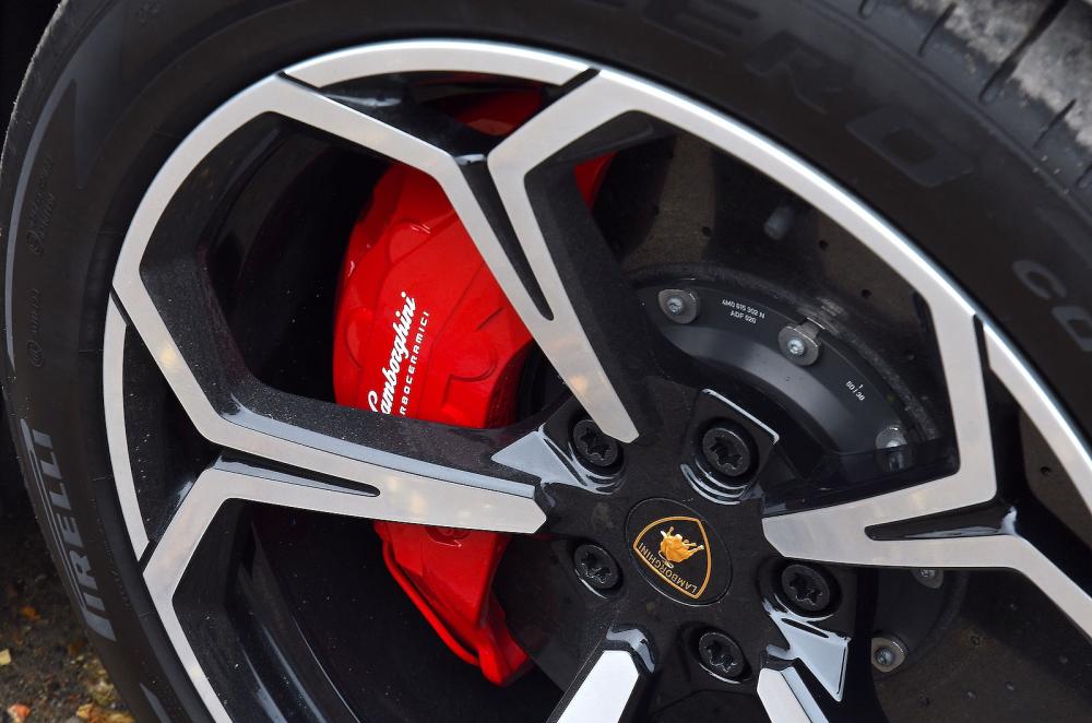 Lamborghini Urus alloy wheel detail