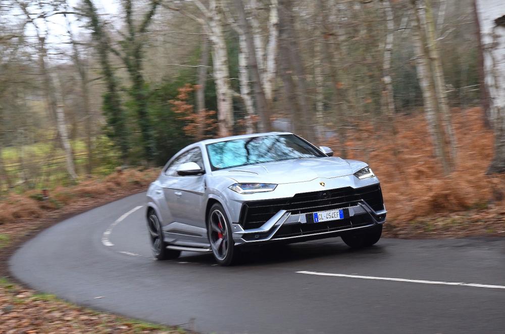 Lamborghini Urus front cornering