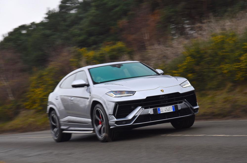 Lamborghini Urus front right tracking