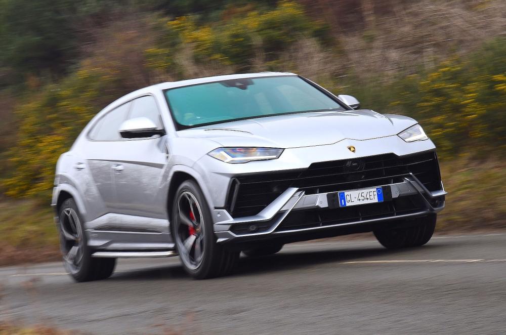 Lamborghini Urus front right tracking
