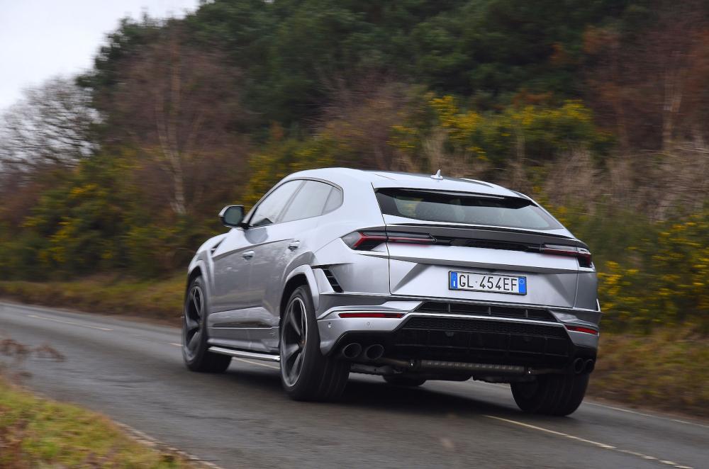 Lamborghini Urus rear right tracking