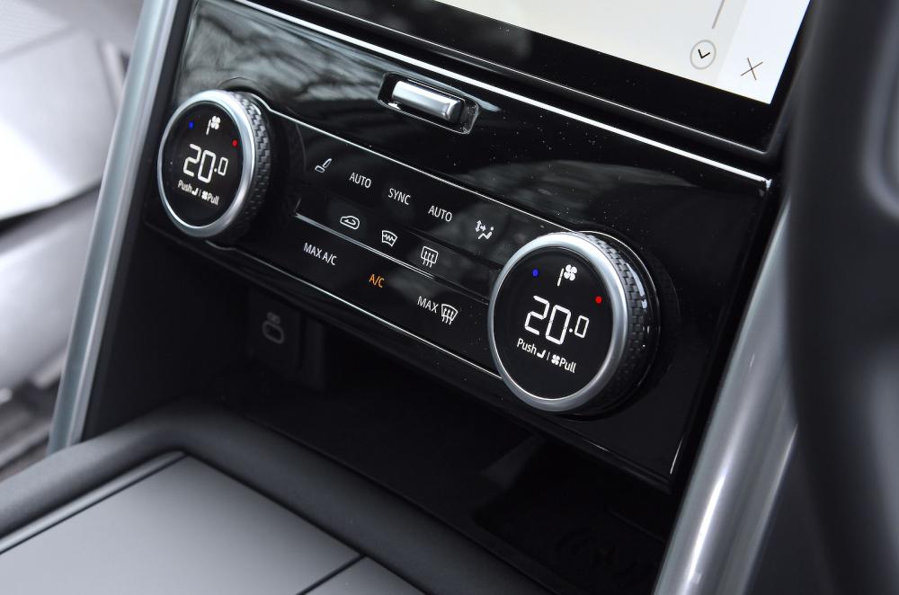 Land Rover Discovery air-con controls