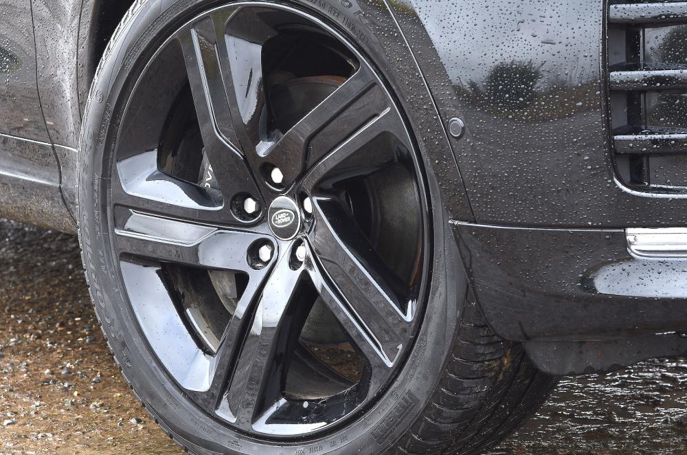 Land Rover Discovery alloy wheel