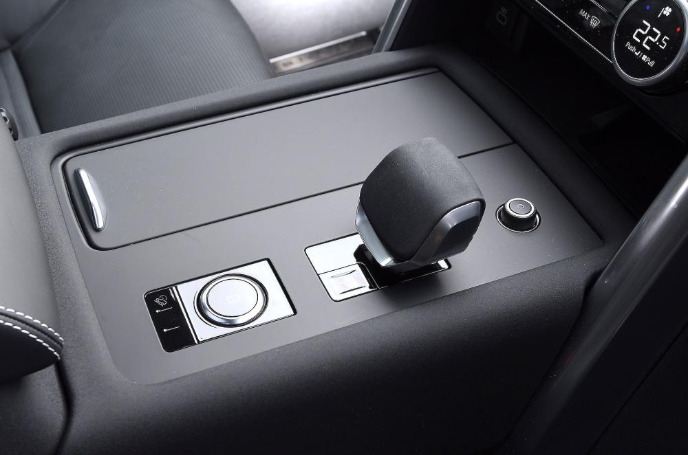 Land Rover Discovery interior controls