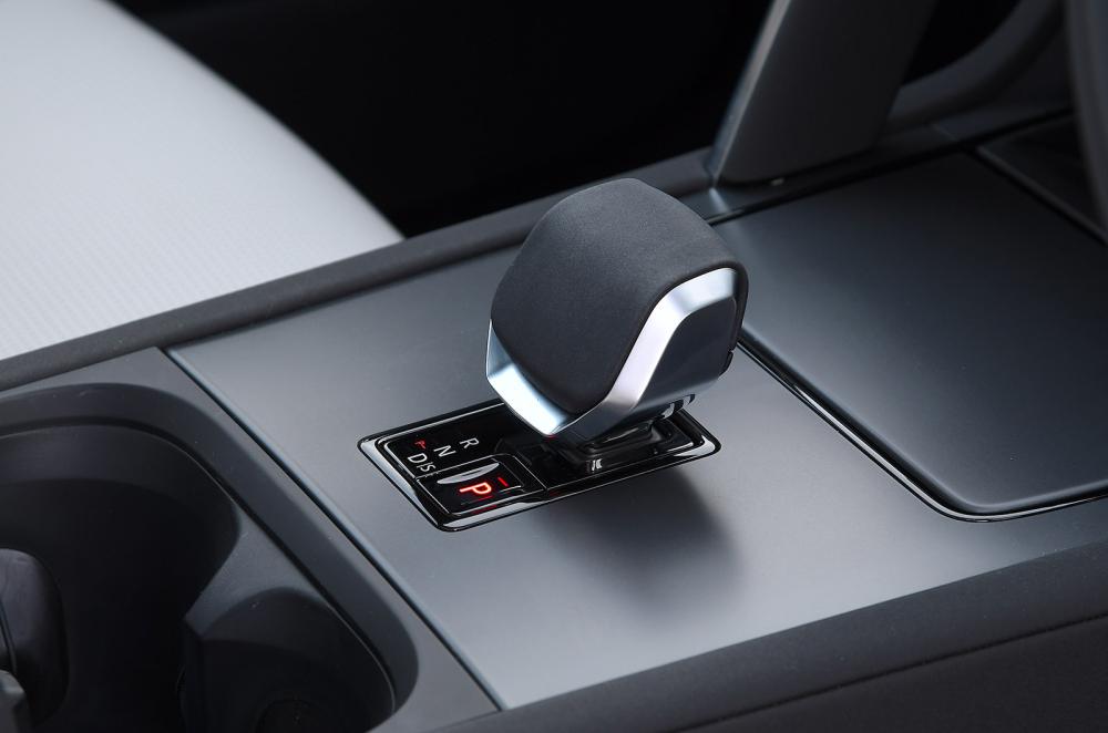 Land Rover Discovery Sport gear shift detail