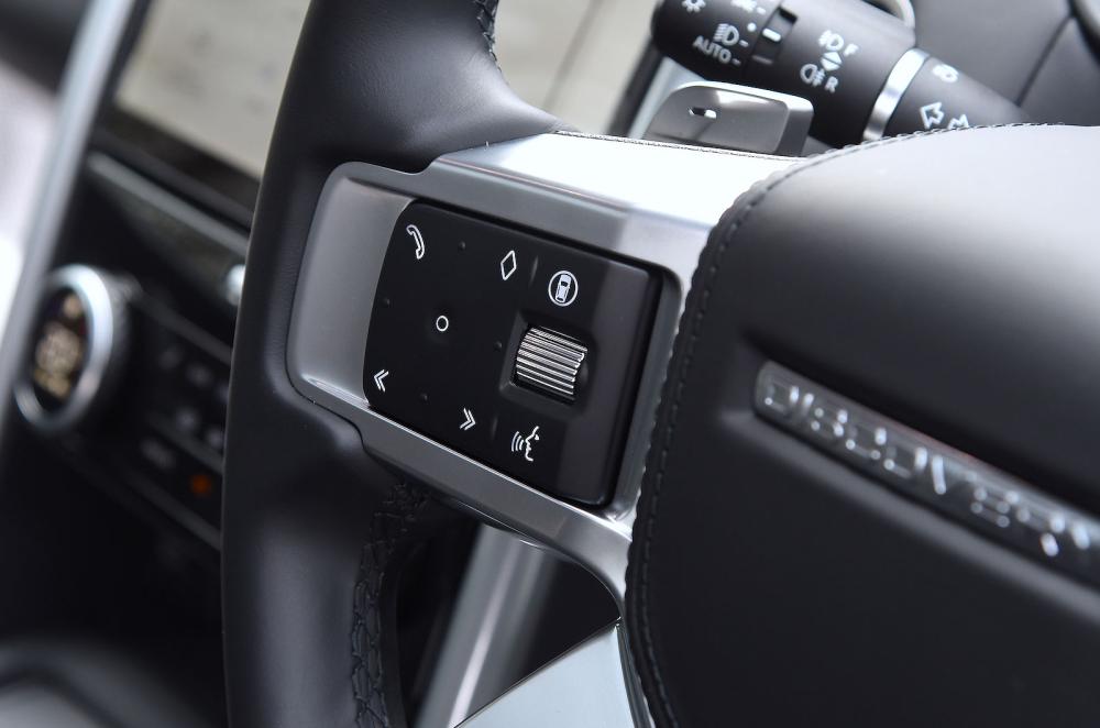 Land Rover Discovery steering wheel detail
