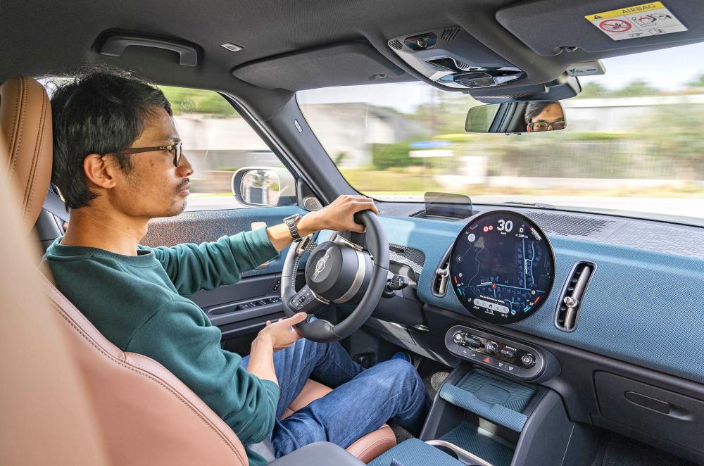 Lawrence Cheung test driving Mini Countryman Electric