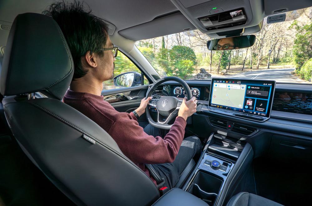 Lawrence Cheung test driving VW Tayron