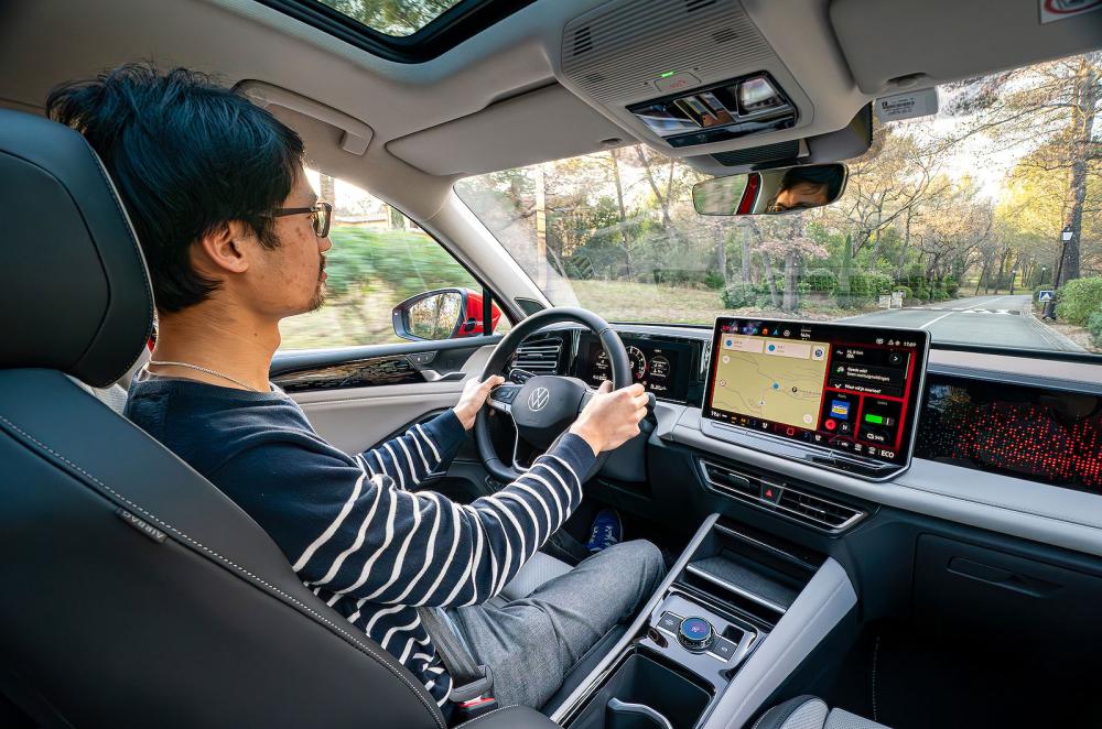 Lawrence Cheung test driving VW Tiguan