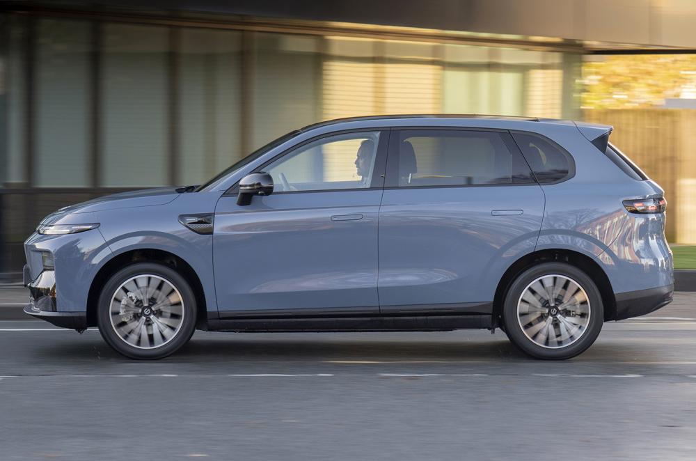 Leapmotor B10 driving left