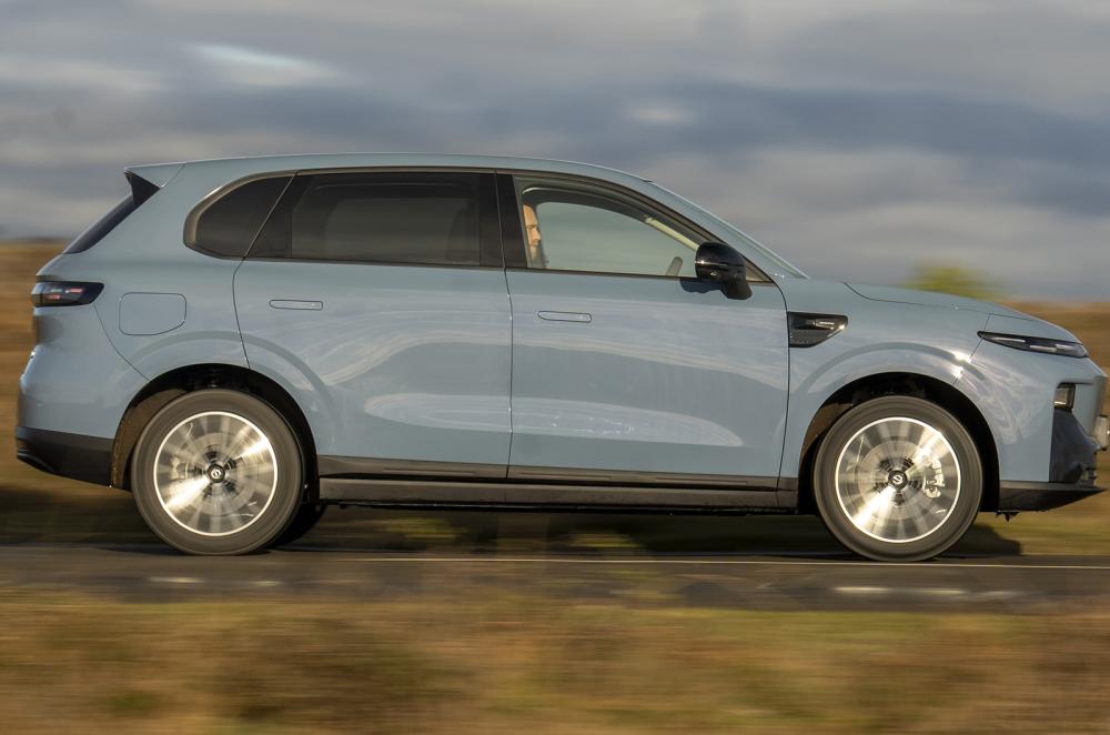 Leapmotor B10 driving right