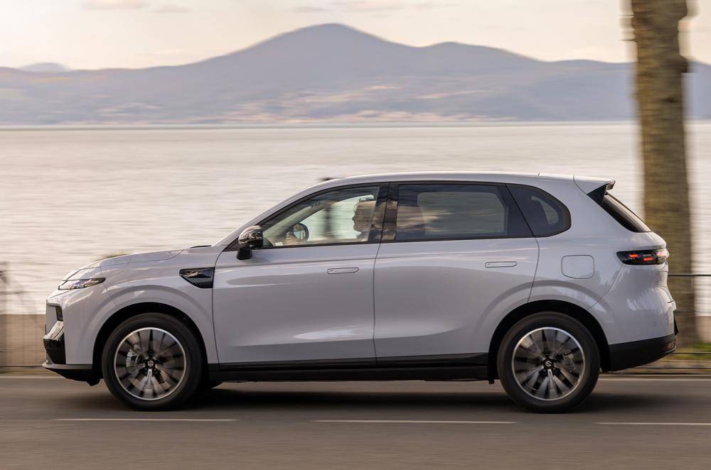 Leapmotor B10 Hybrid driving side