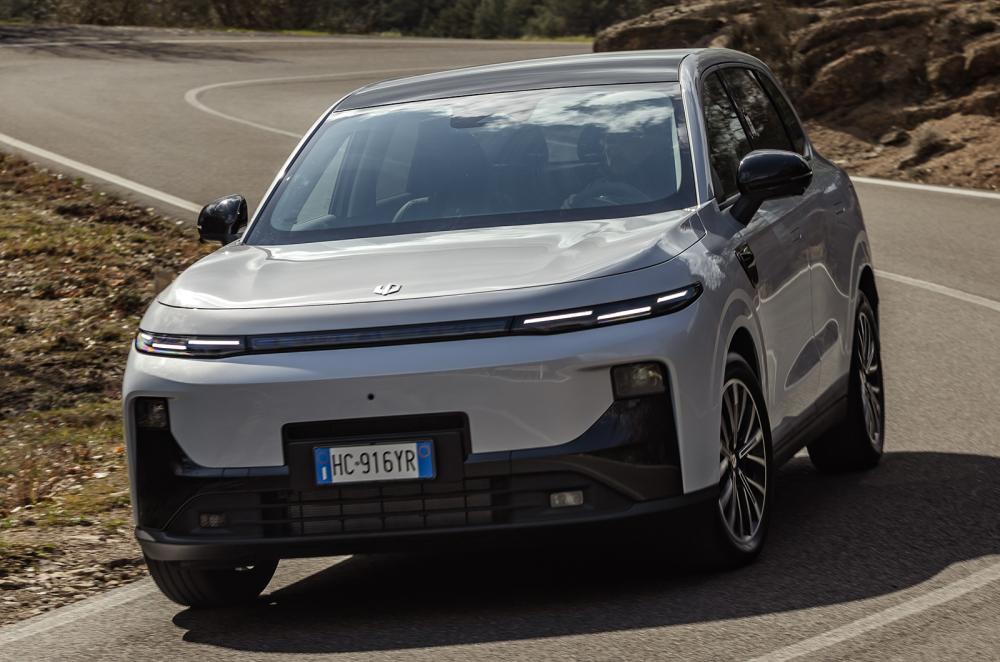 Leapmotor B10 Hybrid front cornering