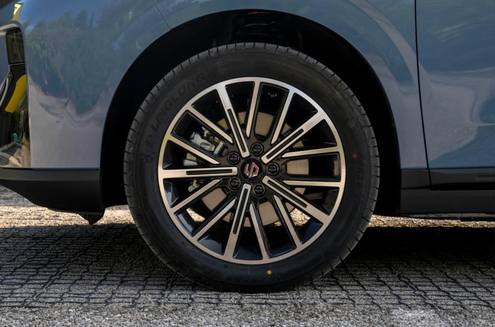 Leapmotor B10 wheel detail