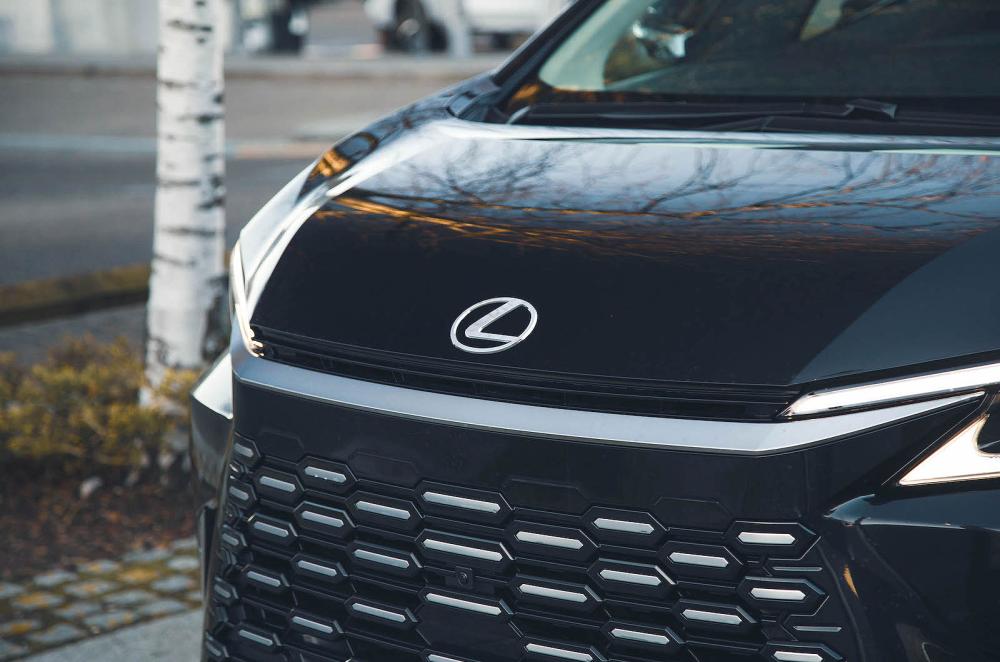 Lexus LM front detail