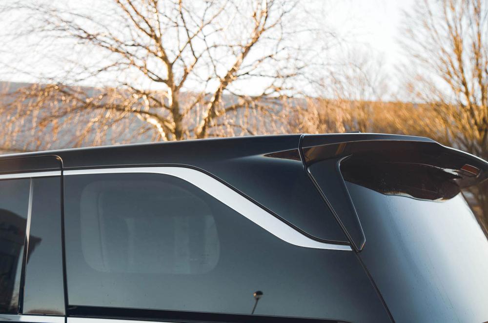 Lexus LM rear roof detail