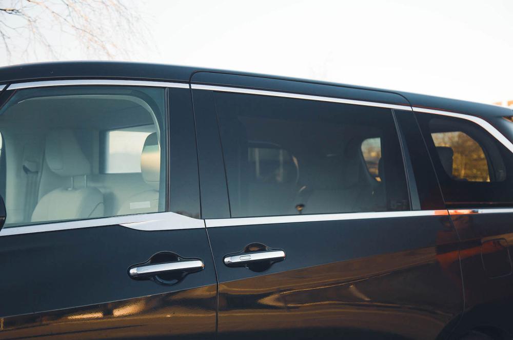 Lexus LM side detail