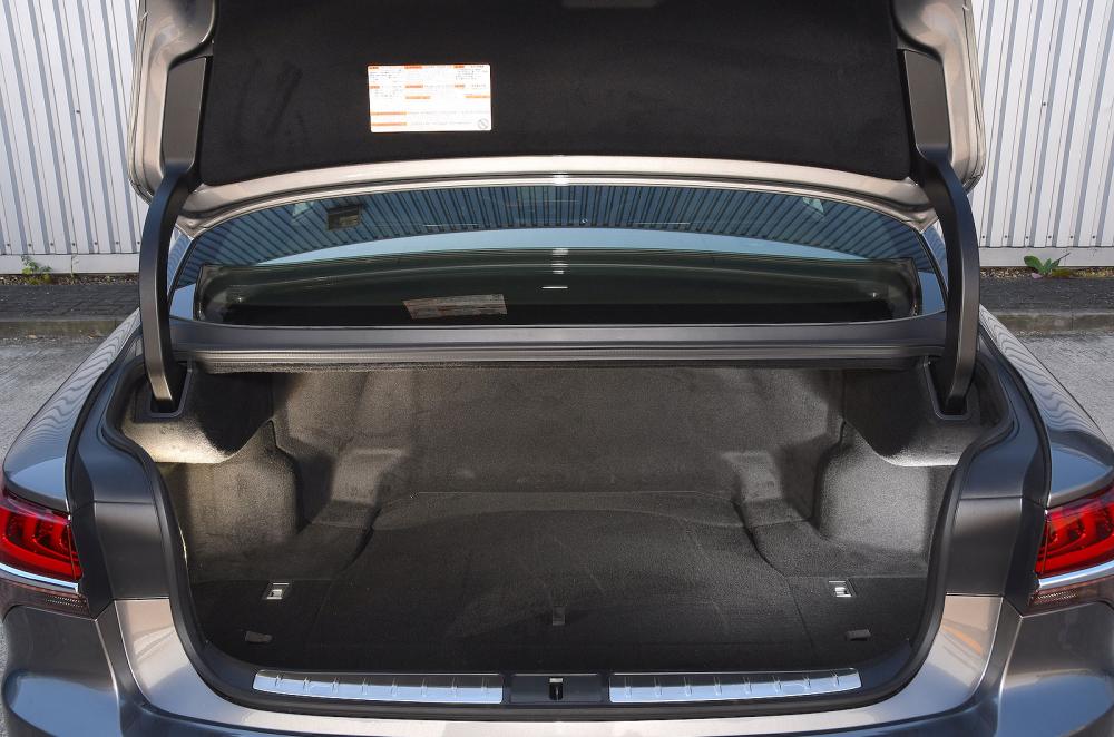 Lexus LS boot open