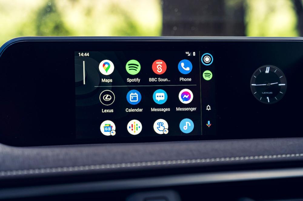 Lexus UX 300e interior infotainment