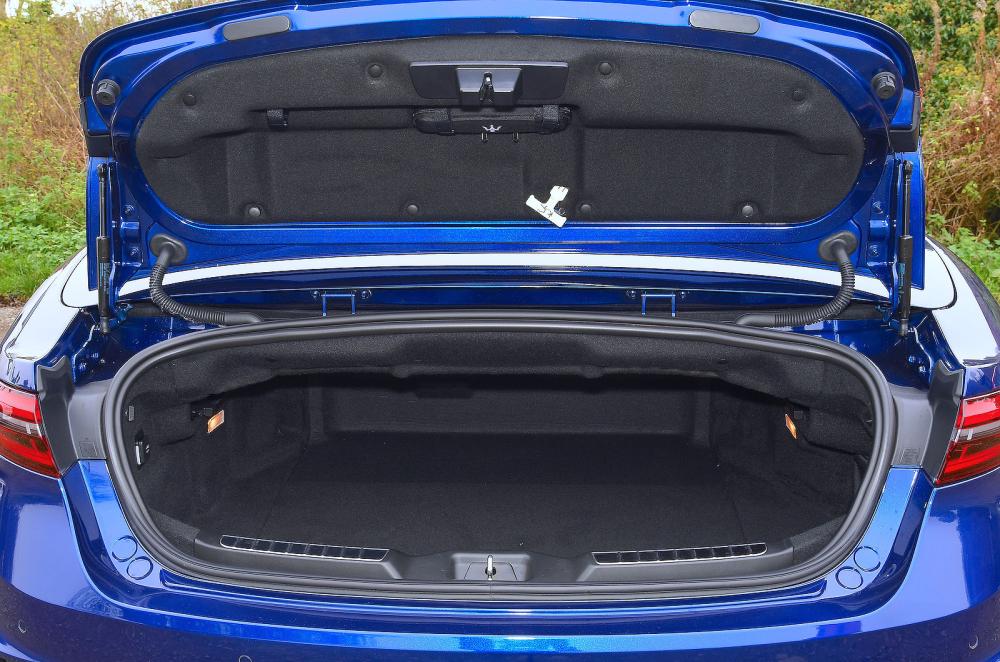 Maserati GranCabrio boot