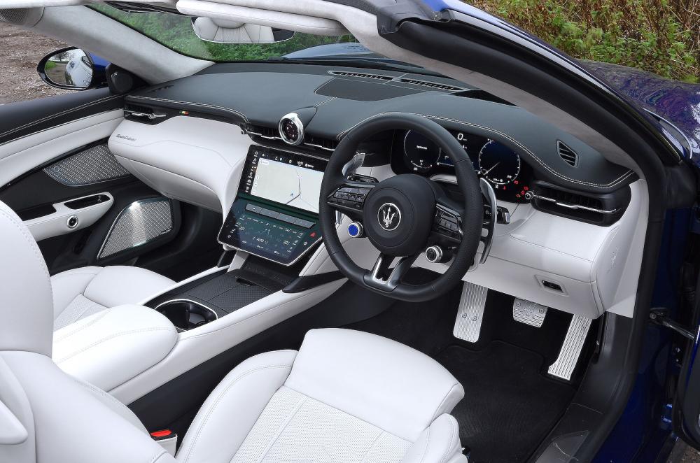 Maserati GranCabrio dashboard