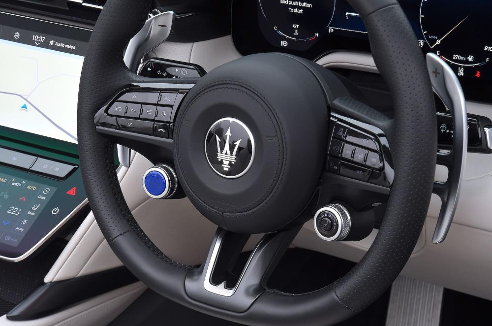 Maserati GranCabrio steering wheel
