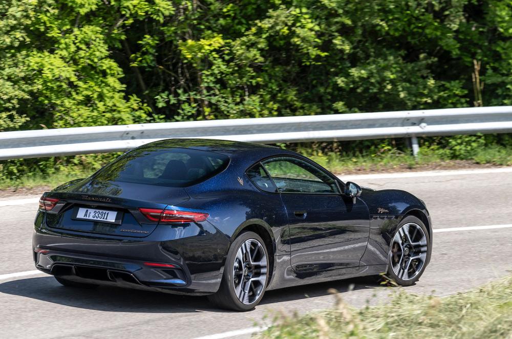 Maserati GranTurismo Folgore rear cornering