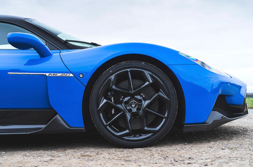 Blue Maserati MC20 alloy wheel detail