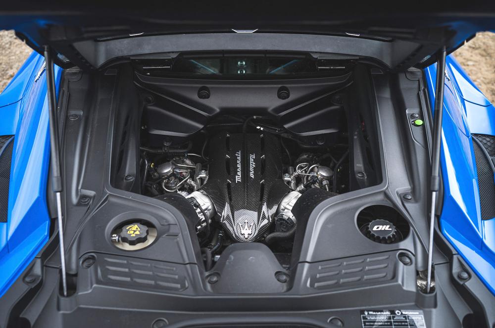 Blue Maserati MC20 engine