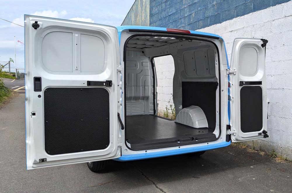 Maxus eDeliver 5 rear static load bay