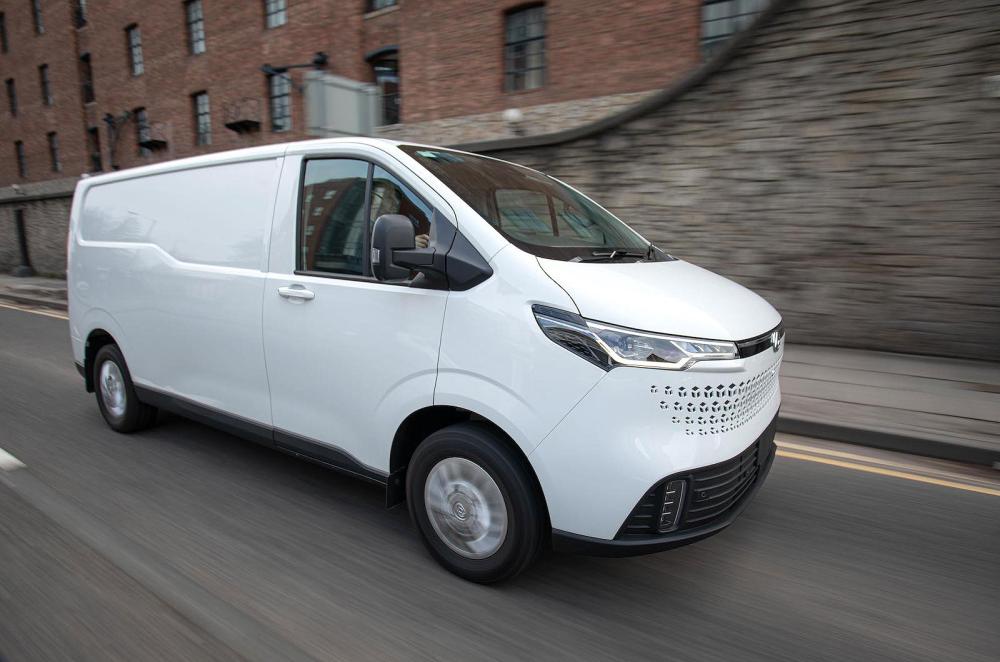 Maxus eDeliver 7 front right driving