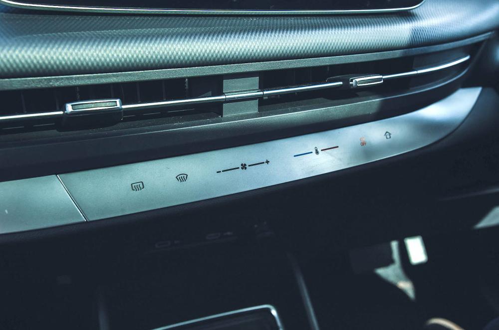 Maxus Mifa 9 air-con controls