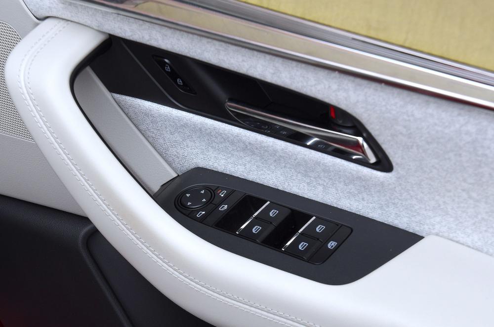 Mazda CX-60 door detail