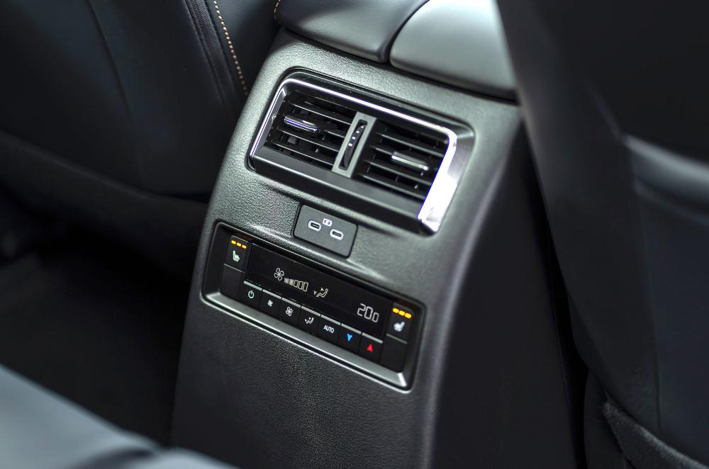 Mazda CX-80 rear air-con controls